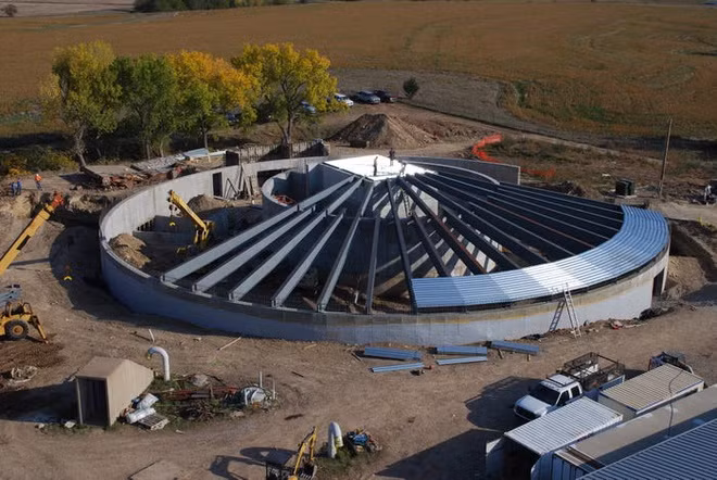 Bất động sản tọa lạc tại phía bắc thành phố Wichita, bang Kansas (Mỹ), được doanh nhân Larry Hall mua vào năm 2008 với giá 300.000 USD. Ông Hall nghĩ ra ý tưởng này sau khi vụ khủng bố 11/9 xảy ra.