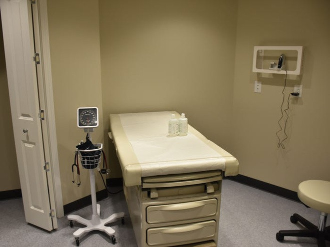 Những cư dân tại đây có thể sinh hoạt với nhau như một cộng đồng bình thường vì Condo Survival có cả cơ sở y tế, trường học, tạp hóa, và những khu vui chơi, giải trí.