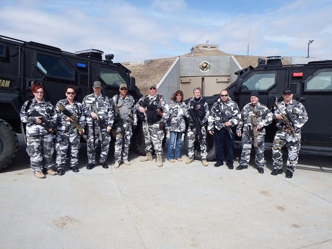 Survival Condo còn cung cấp những khóa huấn luyện sinh tồn, kho dự trữ lương thực 5 năm, và cả dịch vụ Internet.