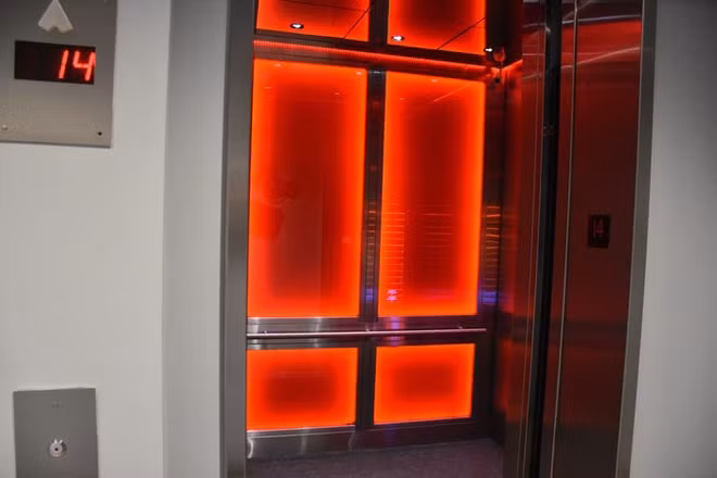 Hệ thống thang máy công nghệ cao kết nối 15 tầng trong bất động sản này.