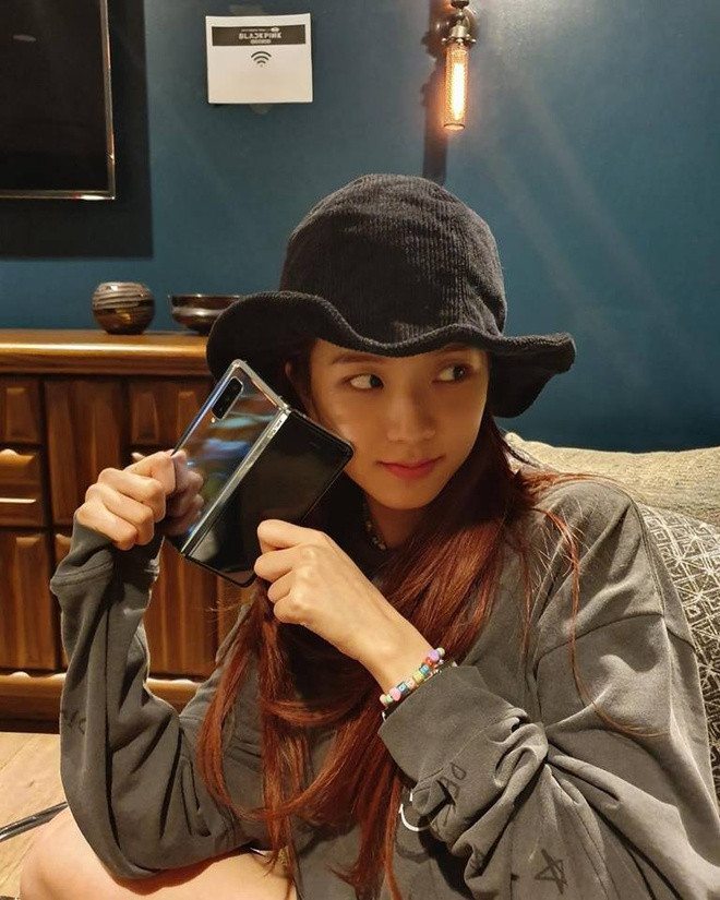 Thành viên nhóm Black Pink thường xuyên chia sẻ về những layout makeup và các sản phẩm cô yêu thích. Người đẹp hiện là đại sứ thương hiệu cho Dior Makeup.