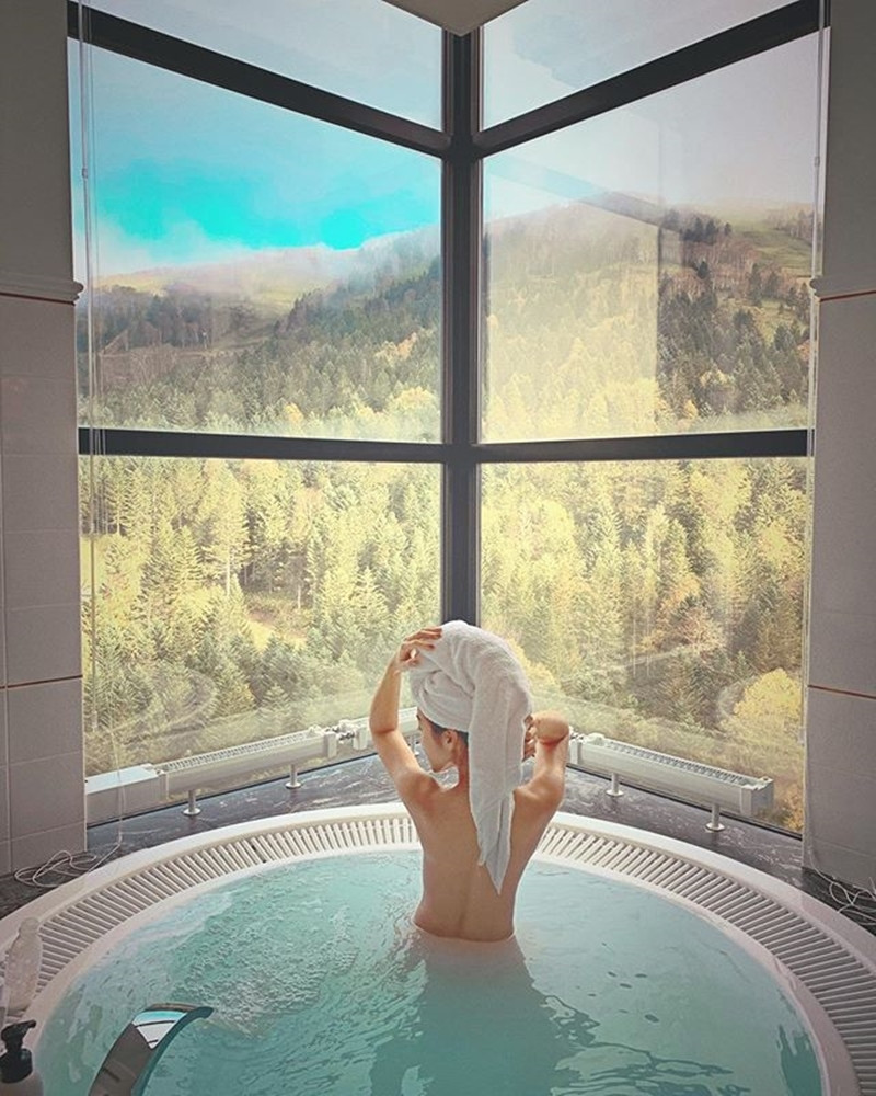 Dường như cô khá thích chụp hình bán nude hở lưng. Trước đây, trong một chuyến thăm Nhật Bản, Khả Ngân cũng đã chụp lại khoảnh khắc bán nude ở phòng tắm và nhận được nhiều lời khen ngợi.