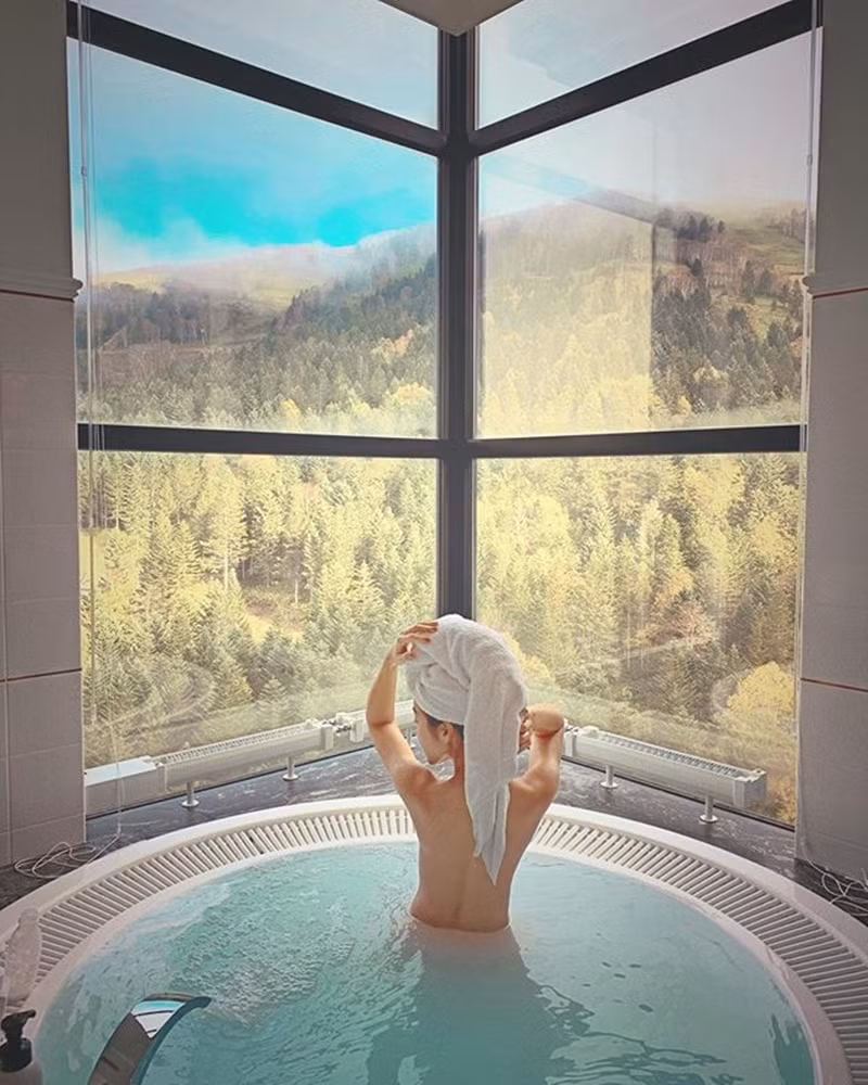 Dường như cô khá thích chụp hình bán nude hở lưng. Trước đây, trong một chuyến thăm Nhật Bản, Khả Ngân cũng đã chụp lại khoảnh khắc bán nude ở phòng tắm và nhận được nhiều lời khen ngợi.