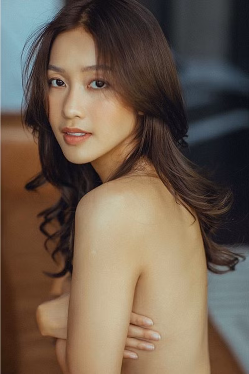 "Trước Tết muốn chụp một bộ hình để giữ lại thanh xuân tuổi 22 để về già còn nhìn lại, ngỏ lời một cái là ekip phóng qua chụp bẹp bẹp, xong bộ hình. Chào 2020, chào những điều tươi mới", Khả Ngân viết.