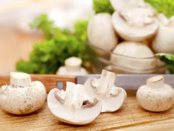 Nấm: Nấm là thực phẩm rất tốt để bảo vệ bạn khỏi ung thư vú. Nhiều nghiên cứu chứng minh rằng, ăn nấm tươi thường xuyên sẽ giúp giảm nguy cơ ung thư vú ở phụ nữ tiền mãn kinh.