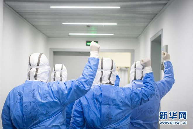 Đội ngũ nhân viên y tế thể hiện sự quyết tâm, duy trì tinh thần lạc quan nơi tuyến đầu dịch bệnh.