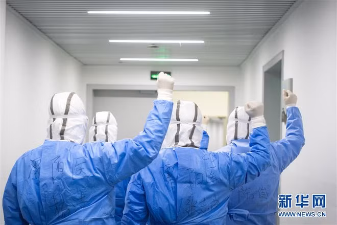 Đội ngũ nhân viên y tế thể hiện sự quyết tâm, duy trì tinh thần lạc quan nơi tuyến đầu dịch bệnh.