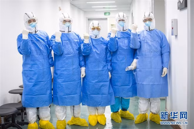 Các thành viên trong đội y tế tỉnh Giang Tô chuẩn bị cho ca trực đêm ngày 17/2.