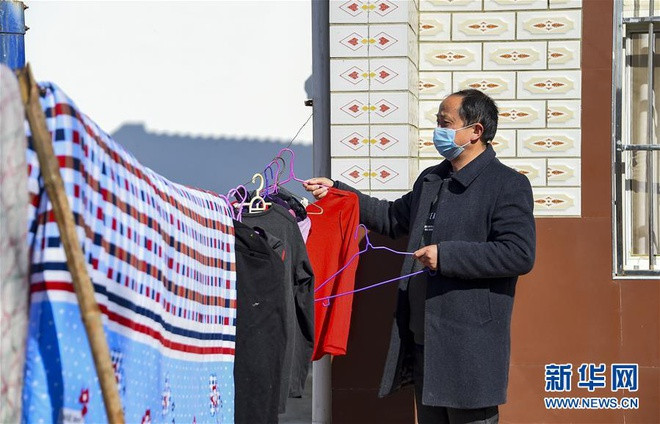 Người dân vẫn sinh hoạt bình thường, song luôn đề cao tinh thần cảnh giác với dịch bệnh.