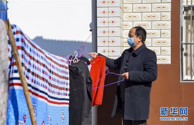 Người dân vẫn sinh hoạt bình thường, song luôn đề cao tinh thần cảnh giác với dịch bệnh.