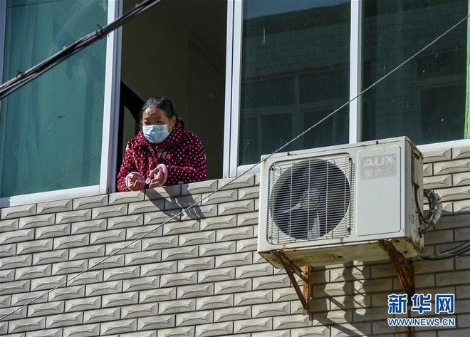 Mọi người nói chuyện với nhau qua lớp khẩu trang y tế.