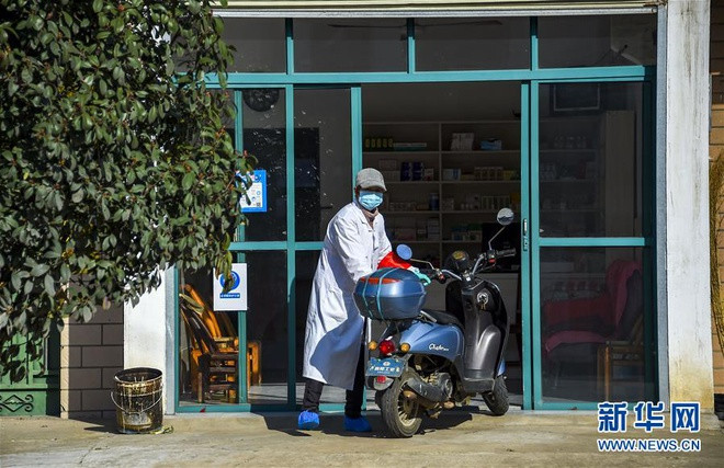 Bác sĩ đi cấp phát thuốc cho dân làng.