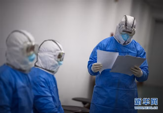 Bác sĩ kiểm tra lý lịch của bệnh nhân.