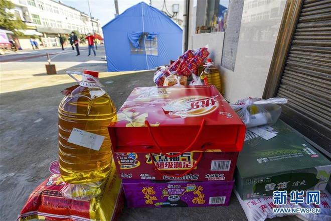 Còn tại các khu vực ở tỉnh Hồ Bắc, cuộc sống của người dân vẫn diễn ra bình thường. Công tác phòng chống dịch bệnh được đặt lên hàng đầu. Đây là số hàng hóa do đội phòng chống dịch bệnh mua ở một ngôi làng tại huyện Hiếu Nam, tỉnh Hồ Bắc.