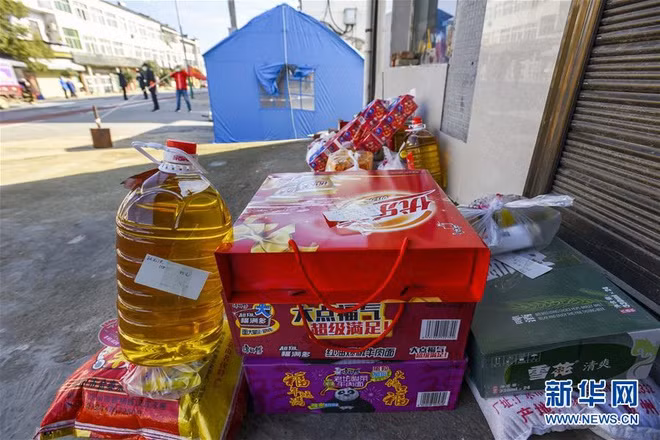 Còn tại các khu vực ở tỉnh Hồ Bắc, cuộc sống của người dân vẫn diễn ra bình thường. Công tác phòng chống dịch bệnh được đặt lên hàng đầu. Đây là số hàng hóa do đội phòng chống dịch bệnh mua ở một ngôi làng tại huyện Hiếu Nam, tỉnh Hồ Bắc.