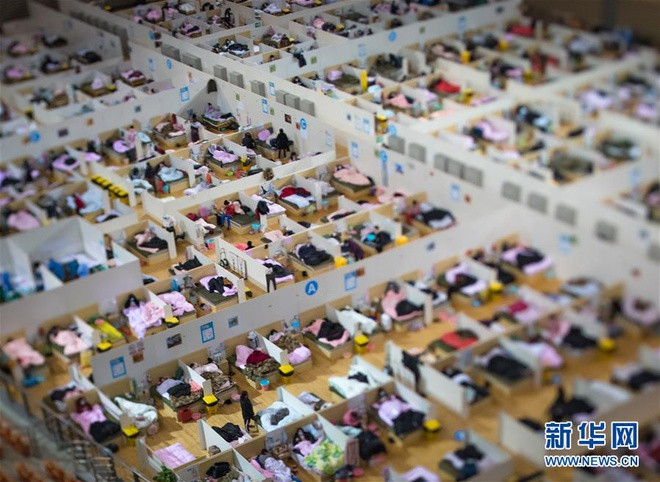 Nguoi Trung Quoc lac quan chua benh, sinh song giua dich virus corona