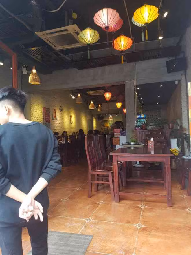 Nha hang dua ruoc mien phi, khach nhau van vang the tham-Hinh-2