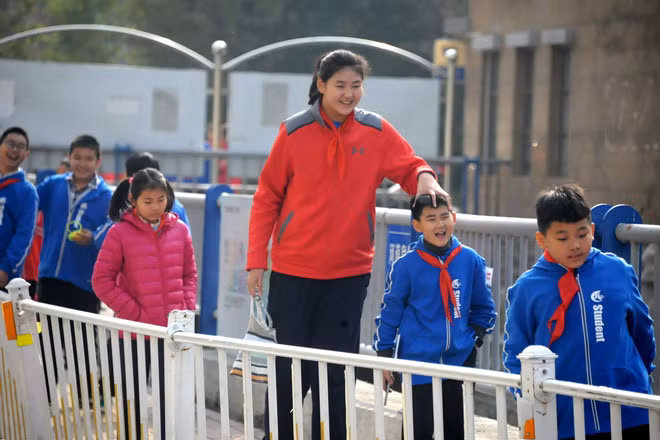 Nguoc moi co: Nu VDV nhi Trung Quoc moi 12 tuoi da cao 2m12