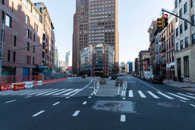 Khung cảnh vắng vẻ tại một con đường trong giờ cao điểm ở New York. Nếu ai đã từng đến đây chắc chắn không quen với khung cảnh này. 