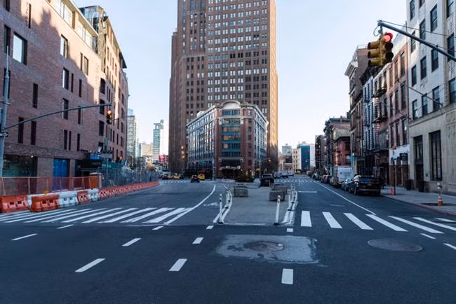 Khung cảnh vắng vẻ tại một con đường trong giờ cao điểm ở New York. Nếu ai đã từng đến đây chắc chắn không quen với khung cảnh này. 