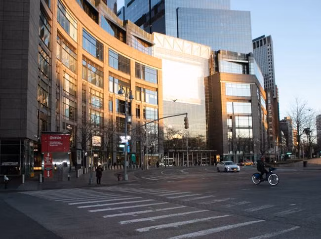 New York là thành phố giàu có hàng đầu ở Mỹ và thế giới nhưng bây giờ cũng vắng tanh như nhiều nơi khác trên thế giới do nỗi lo Covid-19. 