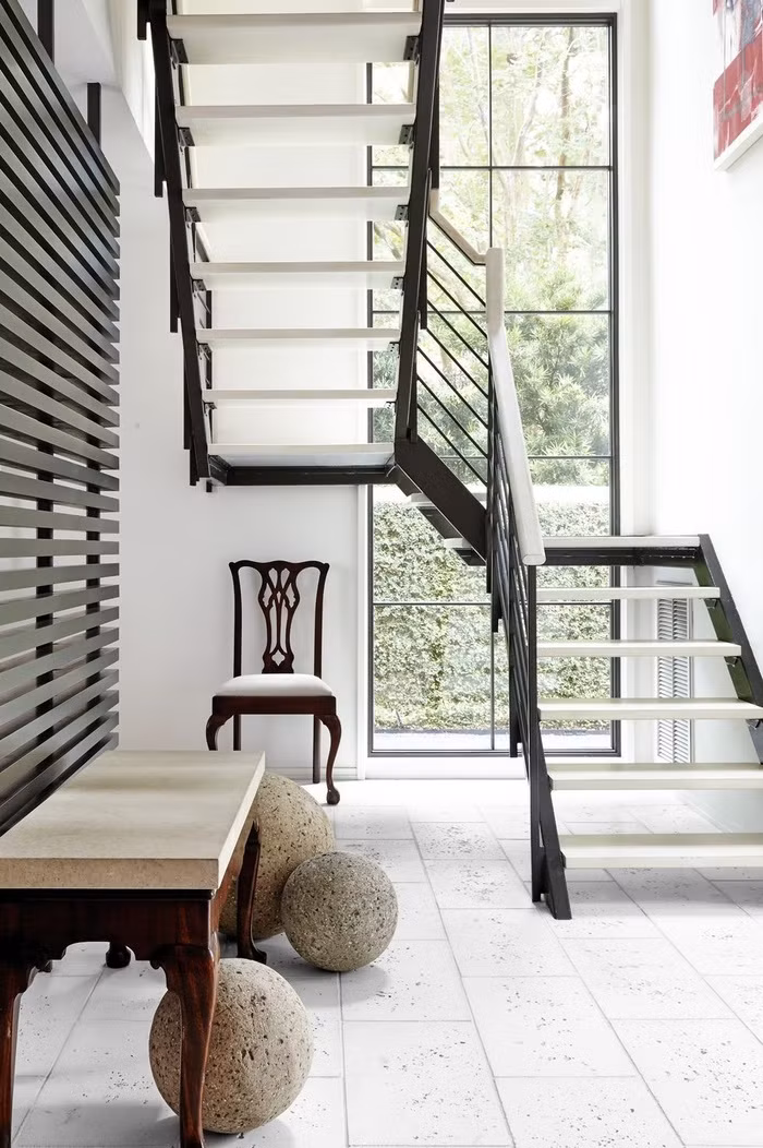 Thiết kế cầu thang tối giản và chiết trung này nhận được nhiều lời khen ngợi của các nhà thiết kế.