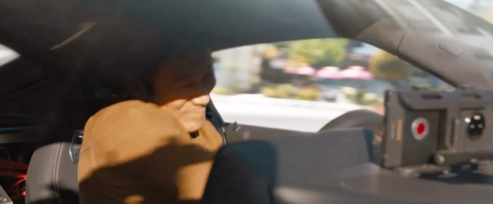 F9: Dom lai toan sieu xe, nhung lai xai dien thoai “dom” cua Red-Hinh-2