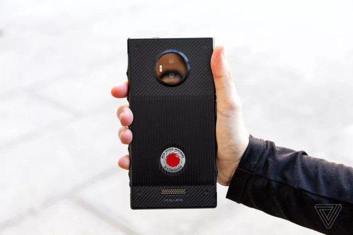 F9: Dom lai toan sieu xe, nhung lai xai dien thoai “dom” cua Red-Hinh-3