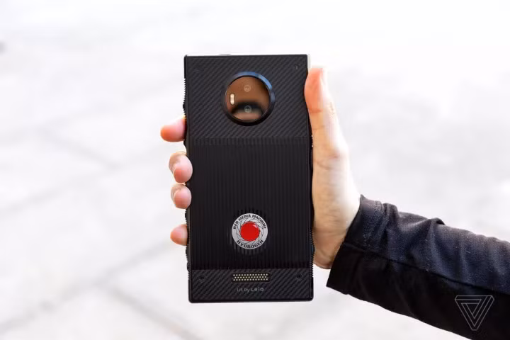 F9: Dom lai toan sieu xe, nhung lai xai dien thoai “dom” cua Red-Hinh-3