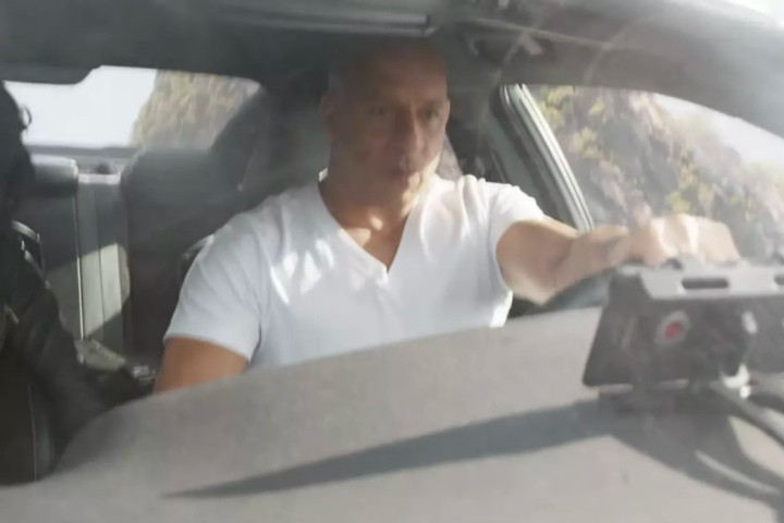 F9: Dom lai toan sieu xe, nhung lai xai dien thoai “dom” cua Red