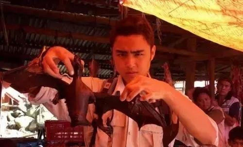 Diễn viên Minh Đạo là một trong những cái tên bị chỉ trích khi bị người hâm mộ khơi lại video anh ăn thịt dơi trong quá khứ. Điều này khá nhạy cảm thời gian gần đây bởi dơi được cho là nguyên nhân gây ra dịch bệnh liên quan tới virus corona. Người dùng mạng đã yêu cầu Minh Đạo xin lỗi khán giả, thậm chí rút lui khỏi showbiz vì hành động ăn thịt dơi này.