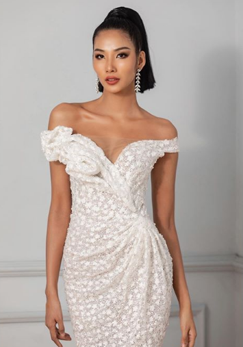 Hoàng Thùy diện váy trắng được thiết kế trễ vai quyến rũ.