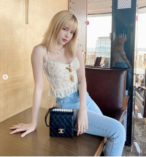 "Hai má em cũng không bánh bao bánh chưng bánh tét lắm! Mừng quá! Các bác thế nào rồi? Tăng lên mấy ký", "bạn gái tin đồn" của Sơn Tùng băn khoăn.