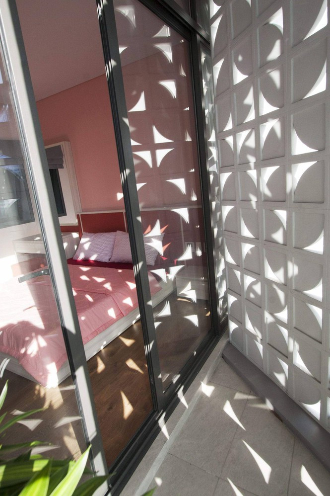 Phòng ngủ cho bé với những bông hoa nắng vàng ươm bung nở khắp căn phòng.