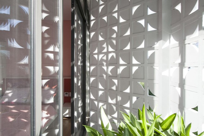 Bức tường hoa không chỉ làm tốt nhiệm vụ của mình trong kỹ thuật cách nhiệt, mà còn mang lại cho không gian nhà những bông hoa nắng đẹp ngẩn ngơ, mang lại giá trị thẩm mỹ cao.