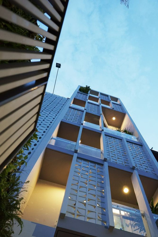 Những bức tường hoa gió được đặt đan xen nhau để giúp không gian nhà tận dụng được ánh sáng, nhưng vẫn đảm bảo được sự lưu thông khí tự nhiên.