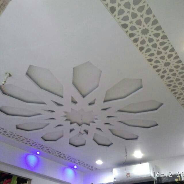 Không gian chính thường được thiết kế chỉn chu hơn và có trang trí thêm bằng đèn chùm, đèn hộp để làm điểm nhấn.