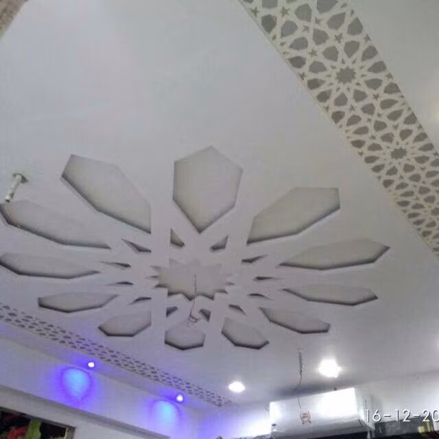 Không gian chính thường được thiết kế chỉn chu hơn và có trang trí thêm bằng đèn chùm, đèn hộp để làm điểm nhấn.