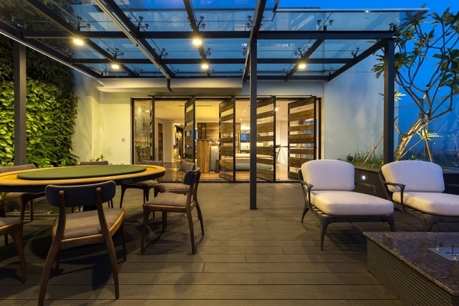 Căn hộ sử dụng cửa cánh xoay cho phần ngăn cách với ban công, tạo nên sự kết nối giữa 2 không gian trong và ngoài.