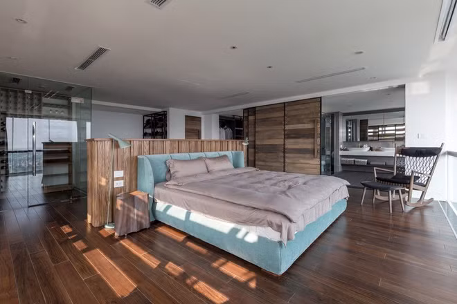 Phòng ngủ rất rộng và có các không gian nối tiếp nhau.