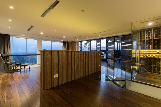 Cầu thang dẫn thẳng lên tầng 2 được dùng hoàn toàn làm phòng ngủ duy nhất của căn hộ. Vì vậy, sự đặc biệt là phòng ngủ không có cửa phòng.