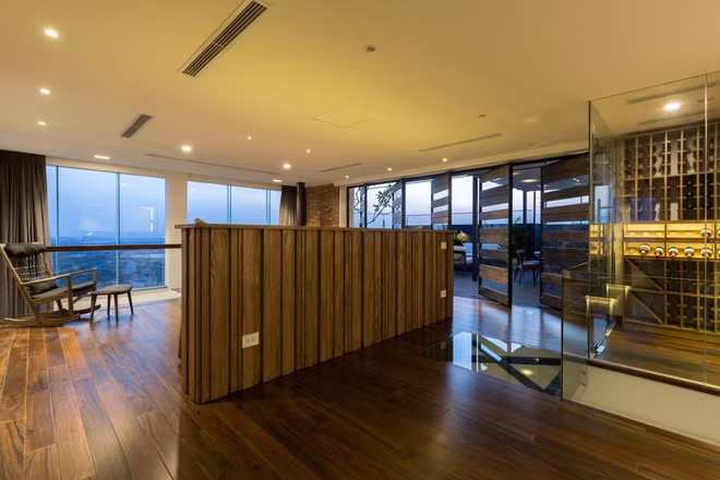 Cầu thang dẫn thẳng lên tầng 2 được dùng hoàn toàn làm phòng ngủ duy nhất của căn hộ. Vì vậy, sự đặc biệt là phòng ngủ không có cửa phòng.