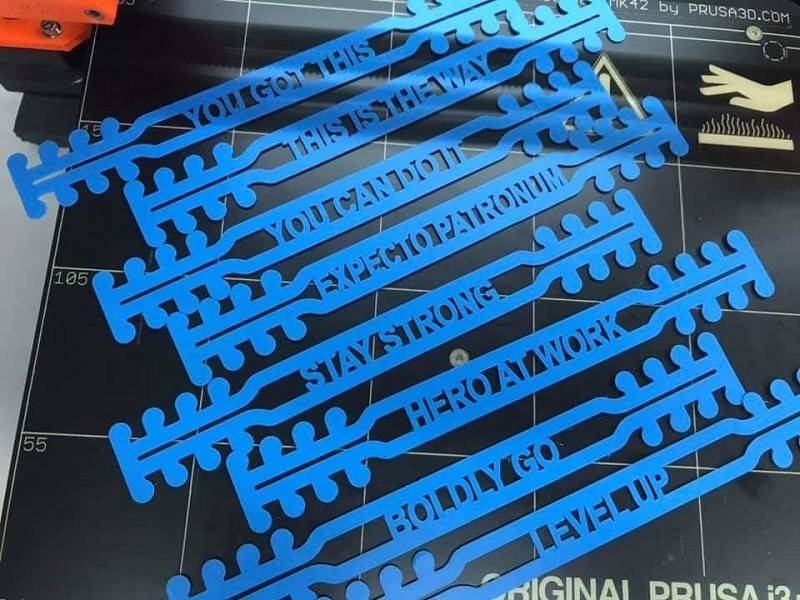 Cau be 12 tuoi sang che thiet bi chong dau tai khi deo khau trang-Hinh-4