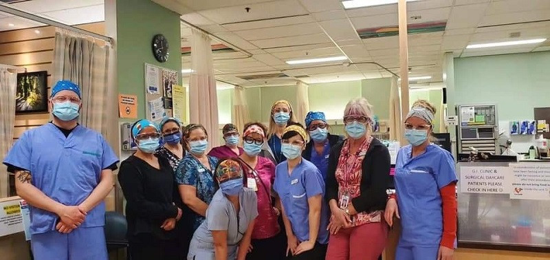 Cau be 12 tuoi sang che thiet bi chong dau tai khi deo khau trang-Hinh-6