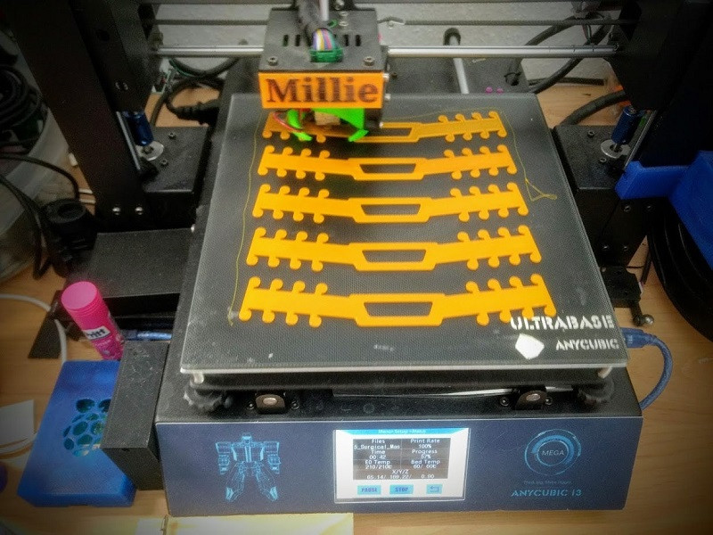 Cau be 12 tuoi sang che thiet bi chong dau tai khi deo khau trang-Hinh-3