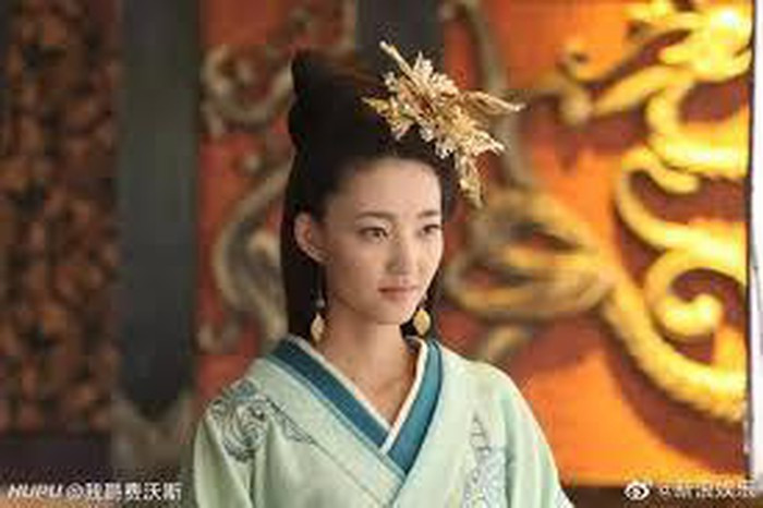 My nhan mot doi chong van duoc Hoang de sung hanh la ai?