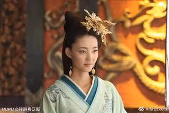 My nhan mot doi chong van duoc Hoang de sung hanh la ai?