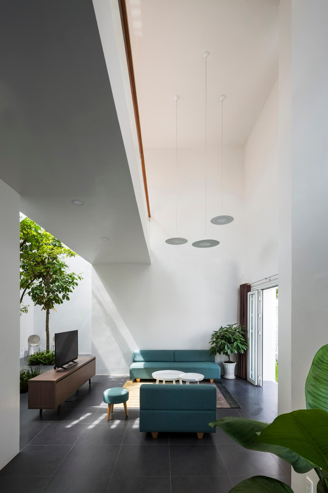 Ngôi nhà là nơi sinh sống của 2 vợ chồng, 2 đứa con, 2 người lớn tuổi, gồm nhiều thành phần, nhiều thế hệ nhưng lúc nào cũng đầy ắp tiếng cười.