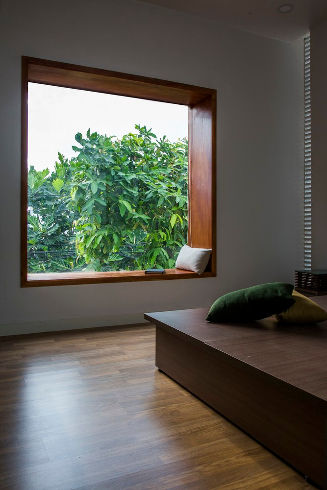 Sàn nhà bằng gỗ ấm áp, chống trơn trượt, an toàn cho người lớn tuổi.