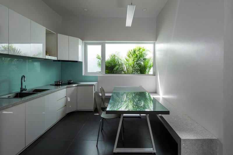 Ghế ăn gắn vào tường tiết kiệm diện tích.